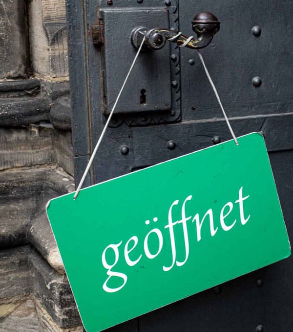 Schlüsseldienst geöffnet - Schild an der Tür